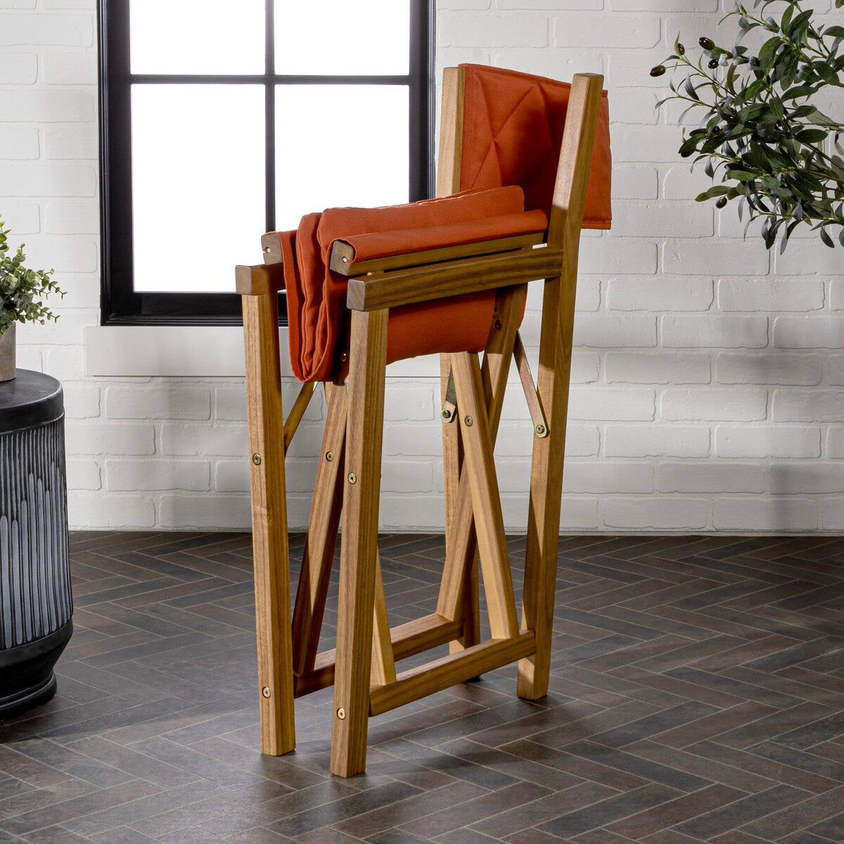 Chaises de réalisateur pliables d'extérieur Theo Classic en bois d'acacia, style milieu du siècle, avec dossier matelassé en losanges et coussin (lot de 2), par JONATHAN Y.